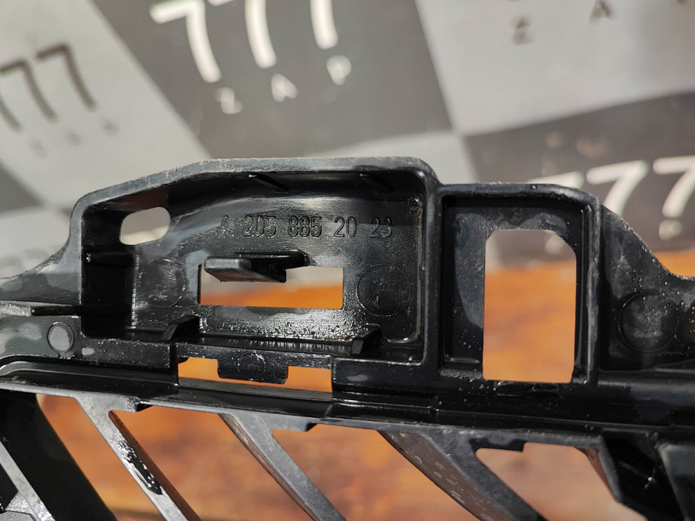 Решетка переднего бампера Mercedes C (W205) 14-18 Б/У Оригинал A2058852023