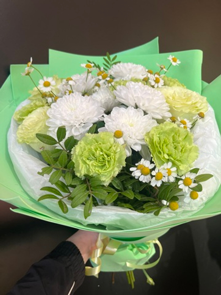 Букет(хризантема кустовая белая,диантусы зеленые,ромашка кустовая,роза пионовидная зеленая,фисташка)