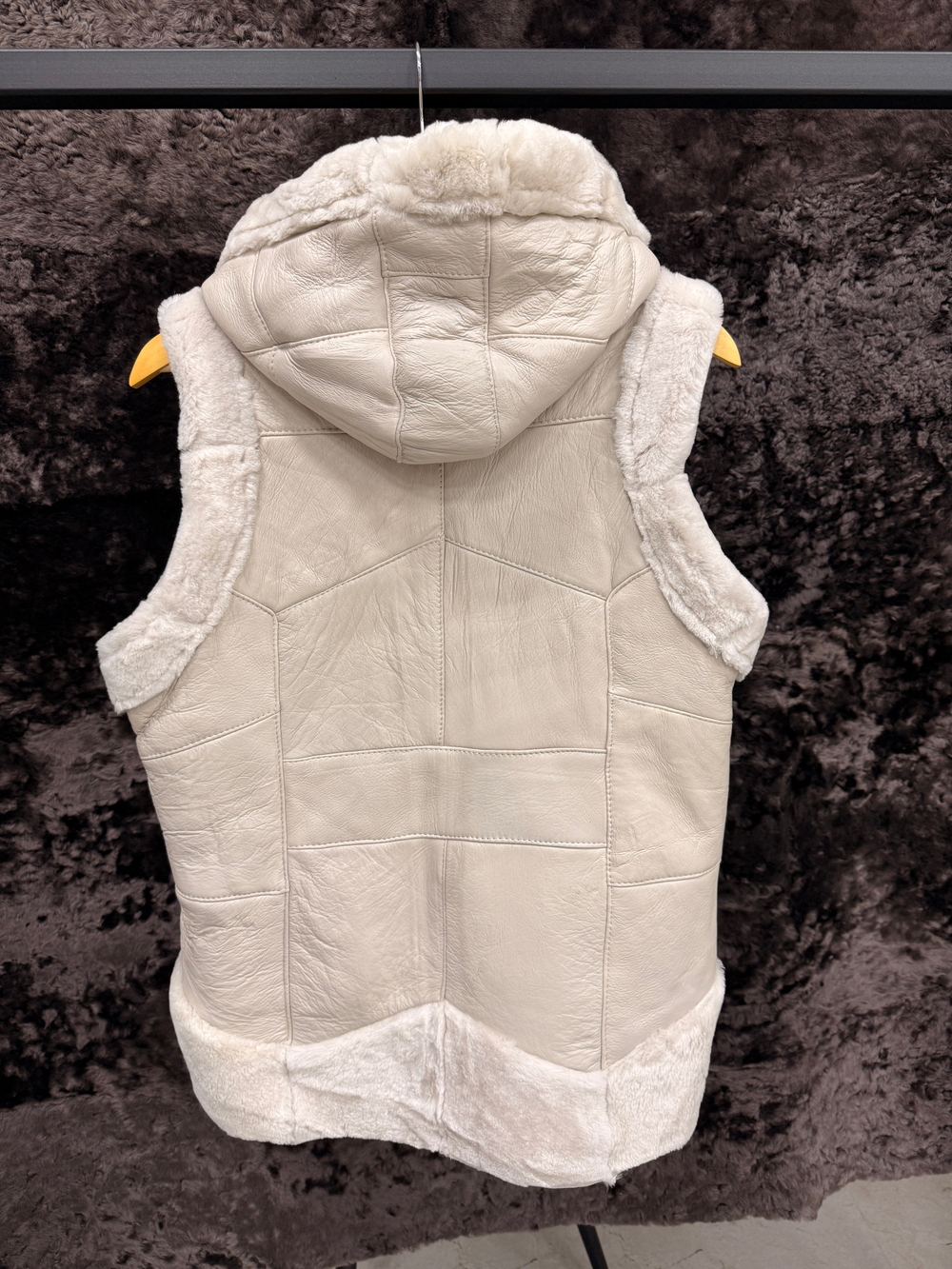 Жилет из натуральной овчины. С капюшоном, 48 Размер