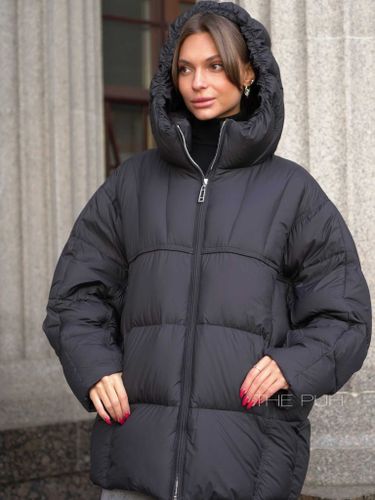 Пуховик женский черного цвета с объемным капюшоном