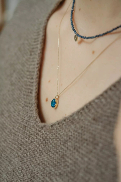 колье с апатитом из желтого золота