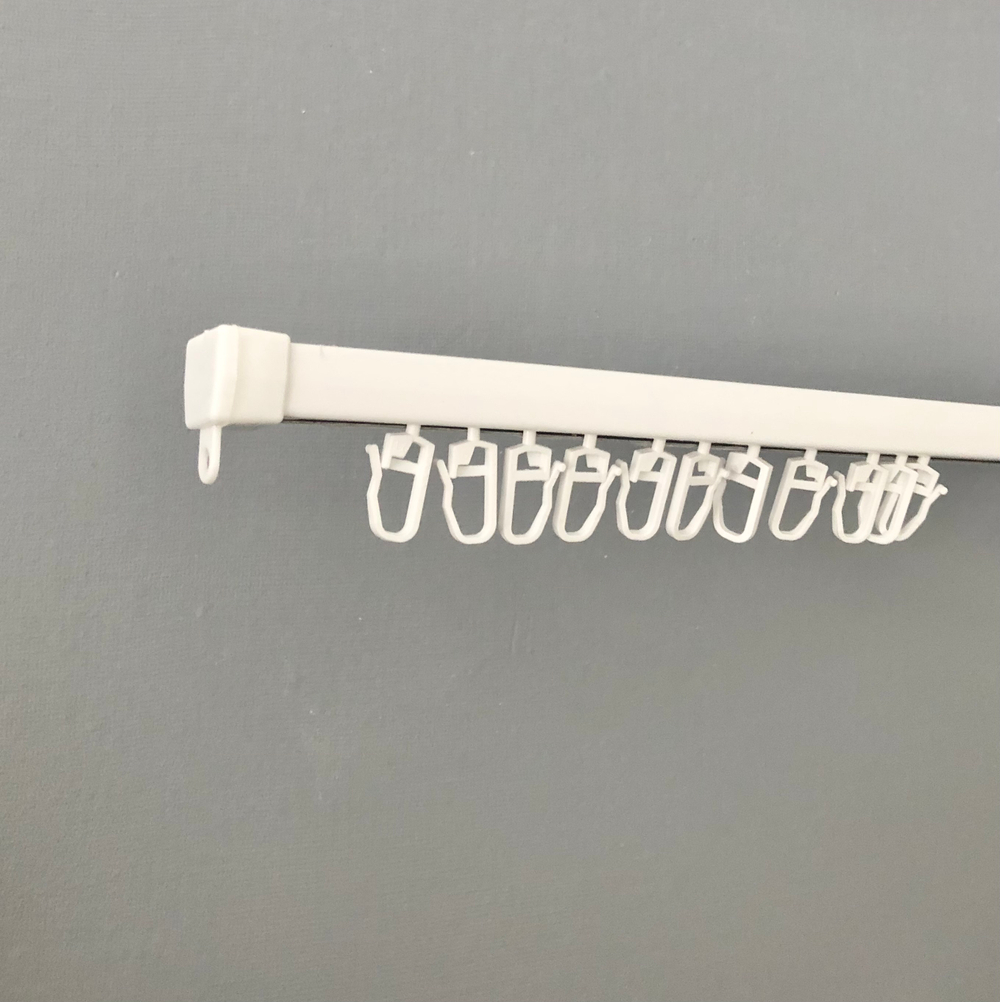 Карниз кованый "Роза Ост" d16 мм трехрядный со второй направляющей, цвет белый