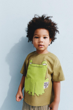 ZARA ФУТБОЛКА С ПРИНТОМ «ЛЯГУШКА», ХАКИ