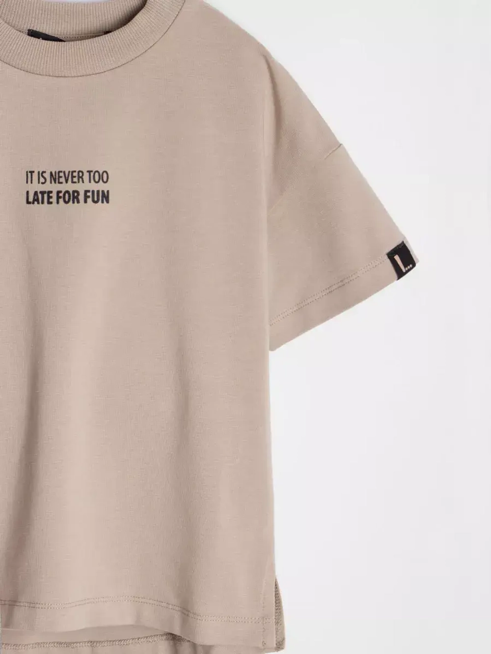 Бежевый костюм для девочки в сад