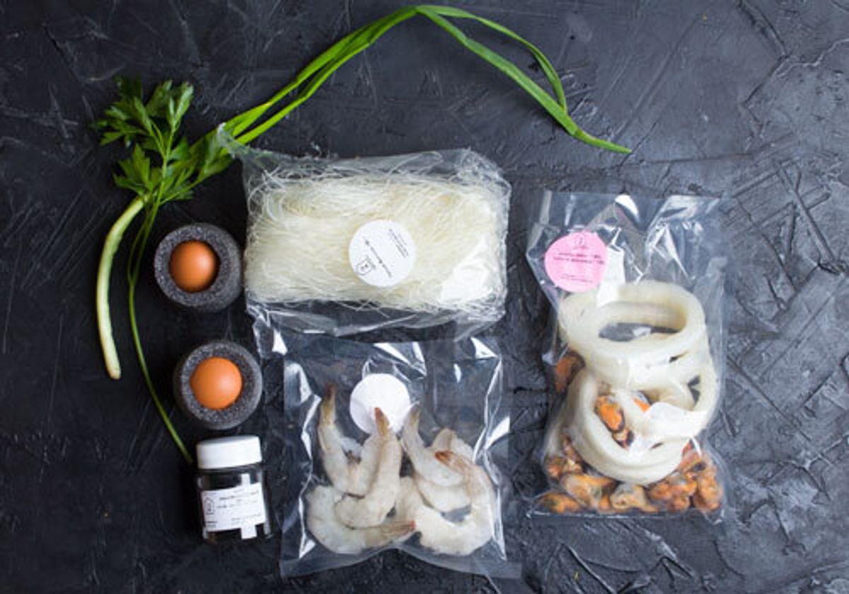 Морепродукты с фунчозой в медово-лаймовой глазури