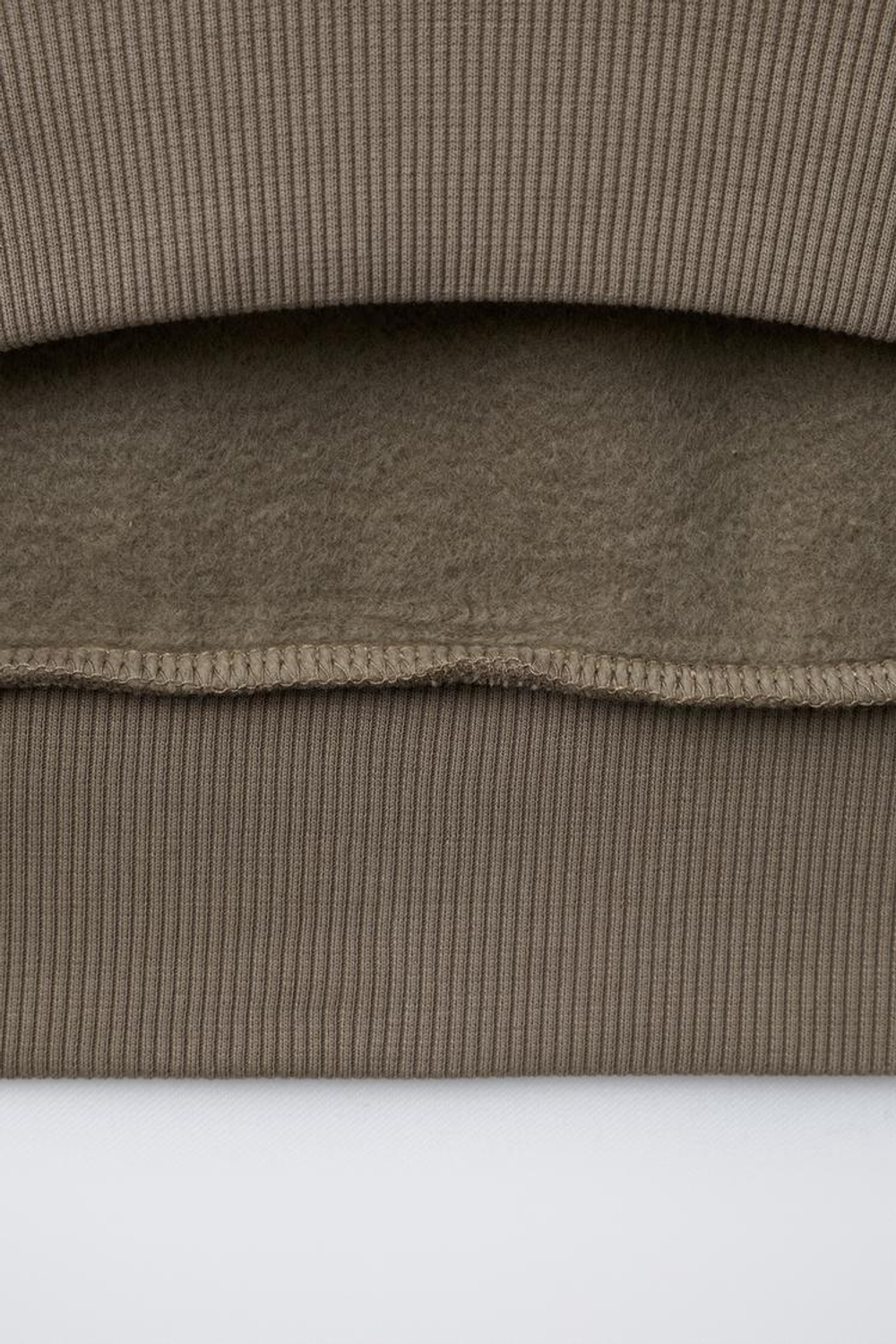 ZARA КОМПЛЕКТ ИЗ ТОЛСТОВКИ И ДЖОГГЕРОВ С ТЕКСТОВЫМ ПАТЧЕМ, КОРИЧНЕВЫЙ