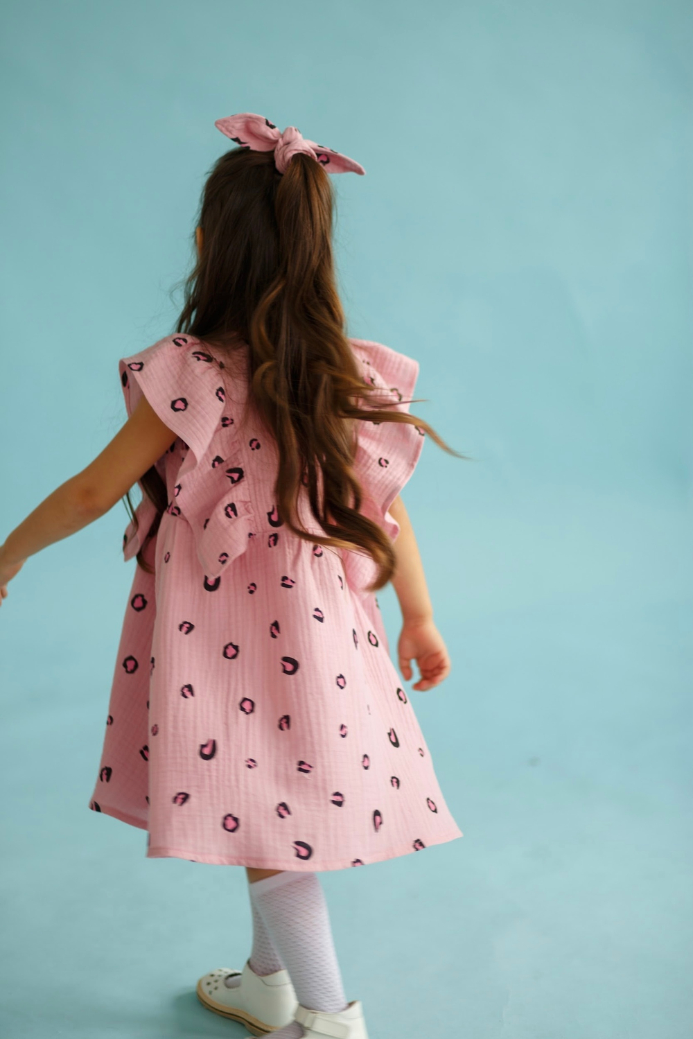 Платье из муслина «Розовый лео» с резинкой для волос в комплекте