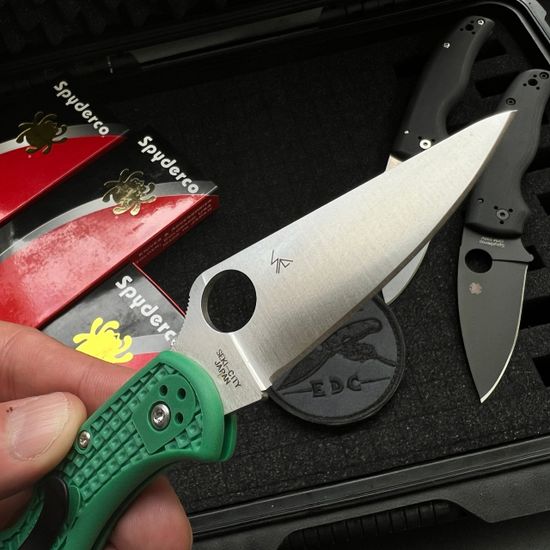 Нож складной Spyderco Delica Flat Ground Green C11FPGR c клинком из стали VG-10, рукоять FRN