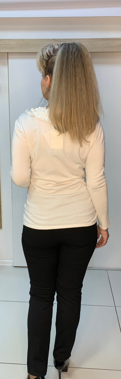 Белый тонкий джемпер с атласным жабо