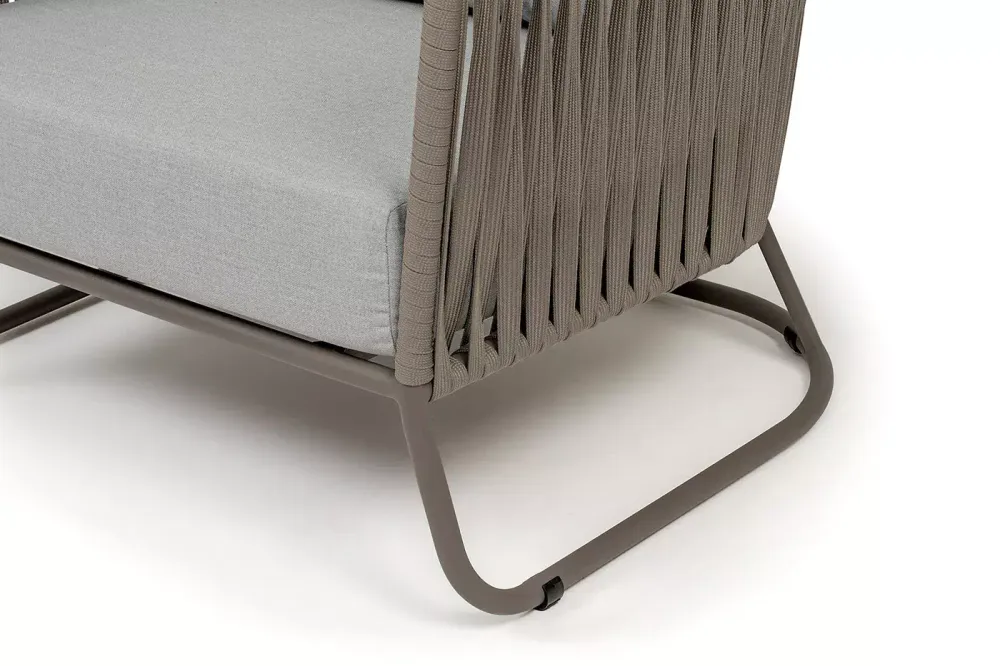 "Багамы" кресло плетеное из роупа, каркас алюминий бежево-серый (RAL7006) муар, роуп серо-коричневый 23мм, ткань светло-серая