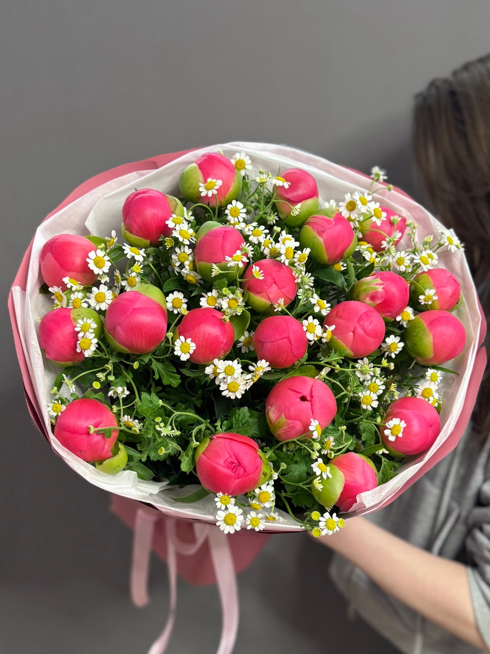 Дуо-букет с пионами сорта "Корал Шарм" и ромашками