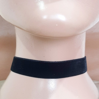 Бархатный чокер без подвески. Ширина 2 см. Золотистая застежка