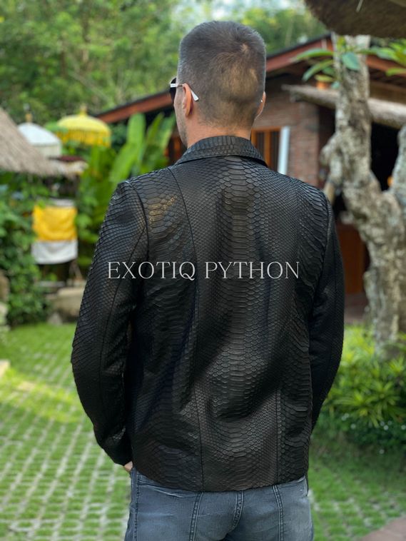 Мужская куртка косуха из черной кожи питона JT-114