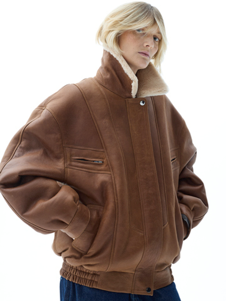 Рыжая кожаная оверсайз дубленка с отложным воротником