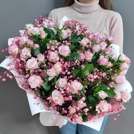 Букет из кустовых пионовидных роз сорта "Angel Bombastic" и гипсофилы