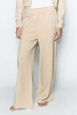 ZARA БРЮКИ ИЗ МЯГКОЙ ТКАНИ С ЭФФЕКТОМ ПОТЕРТОСТИ И ЗАКЛЕПКАМИ, ЦВЕТ СЛИВОЧНОГО МАСЛА