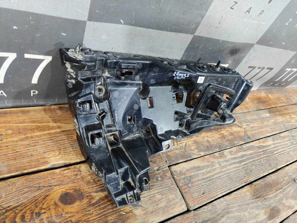 Кронштейн заднего бампера правый Land Rover Range Rover 5 (L460) 21-нв Б/У Оригинал LR151053