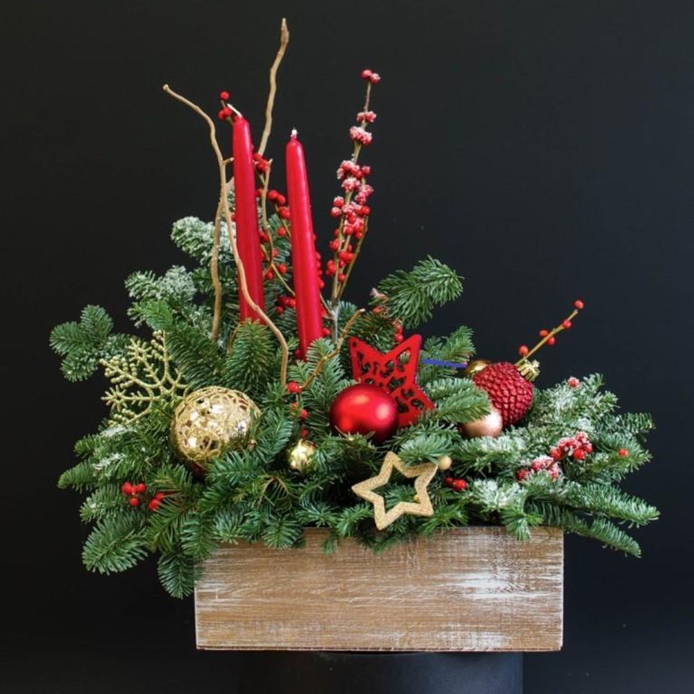 Новогодние тематические композиции. Новогодние интерьерные композиции. Композиция новогодняя авторская. Пушкинская осень флористика. Композиция 2023.