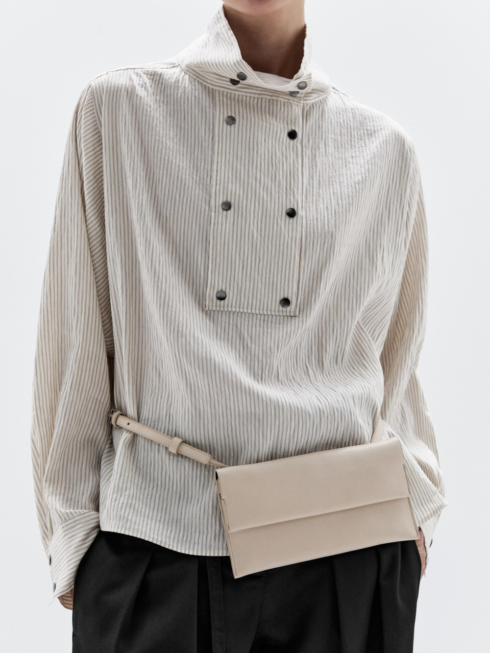 Massimo Dutti Небольшая сумка из кожи наппа, кремовый