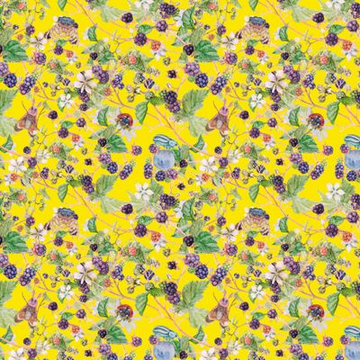 Акварельный ежевичный куст на желтом фоне