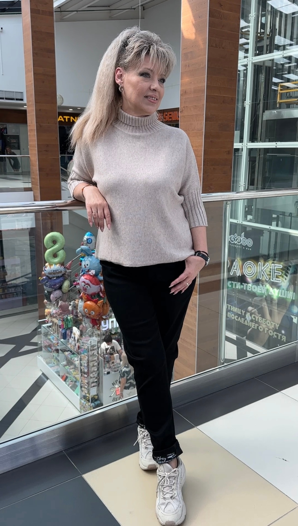 Черные джинсы на резинке и белым принтом