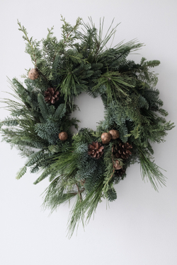 стильный новогодний венок с шишками