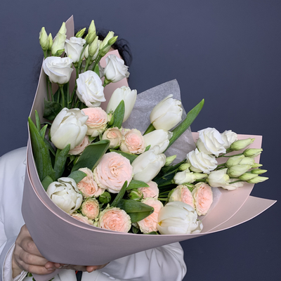 Букет "Сигма" (Тюльпаны, кустовые розы, эустома)