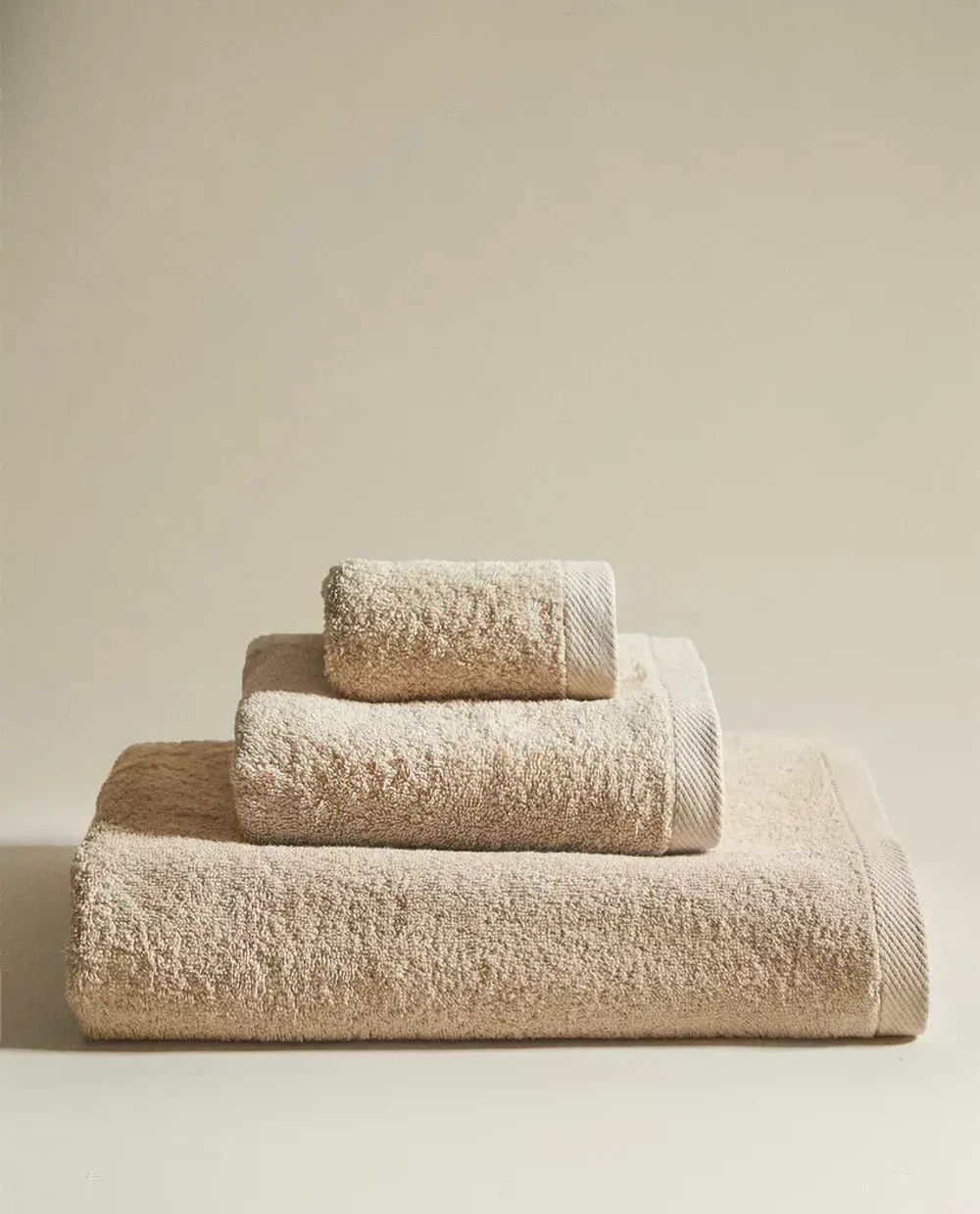 ZARA HOME ОДНОТОННОЕ ПОЛОТЕНЦЕ, КРЕМОВЫЙ