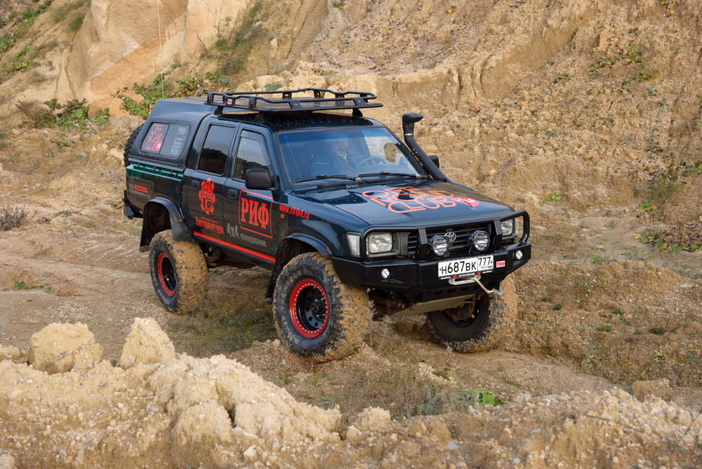 Бампер силовой передний Toyota Hilux 1983-1997 с доп. фарами и защитной дугой РИФ