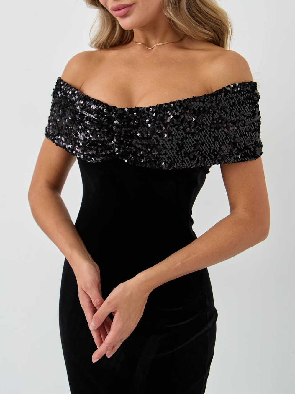 Платье со сборкой на груди и пайетками