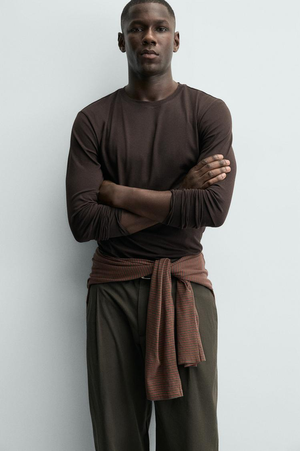 ZARA БАЗОВАЯ ФУТБОЛКА SLIM FIT, КОРИЧНЕВЫЙ