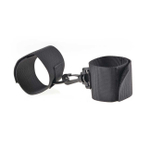 Наручники мягкие с карабином Beginner's Nylon Cuffs (Цвет: черный)