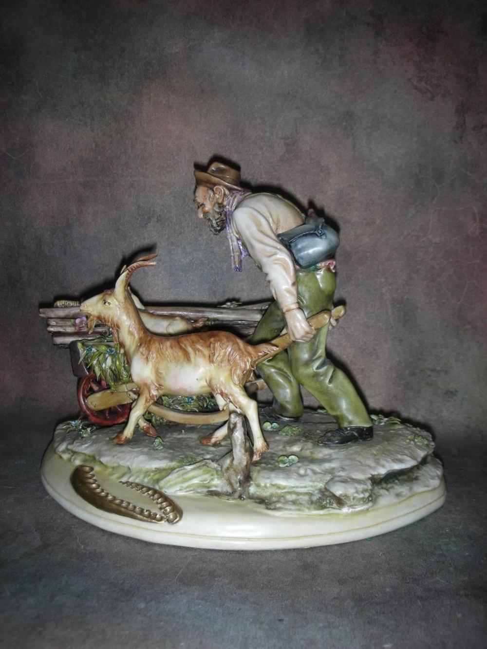 Статуэтка. Фарфор. Селянин с козами. Capodimonte. Италия