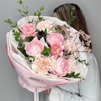 «Очарование» букет из ранункулюсов и диантусов