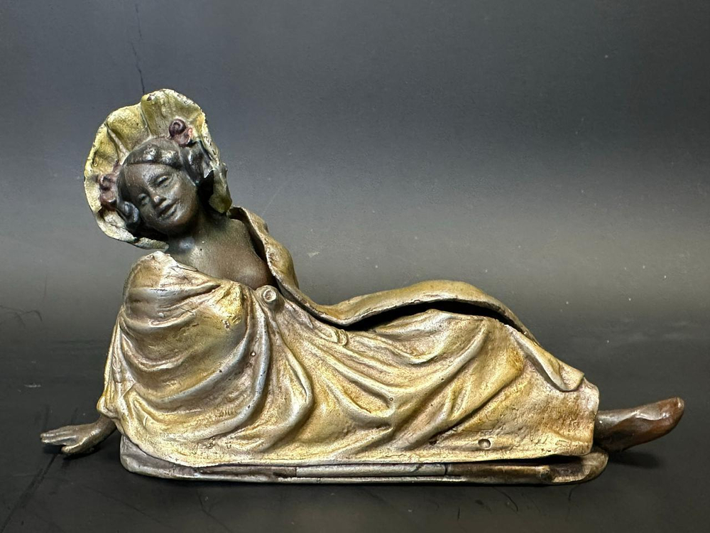 Бронзовая скульптура в стиле Венской бронзы «Девушка с сюрпризом»