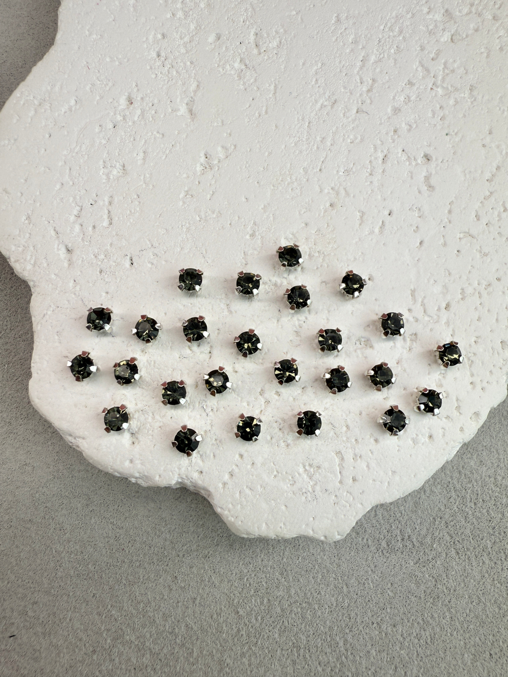 Шатоны 4 мм, Графит в серебре, 25 шт