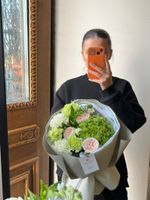 Букет из гортензии, кустовых пионовидных роз, диантусов, хелеборуса и оксипеталума