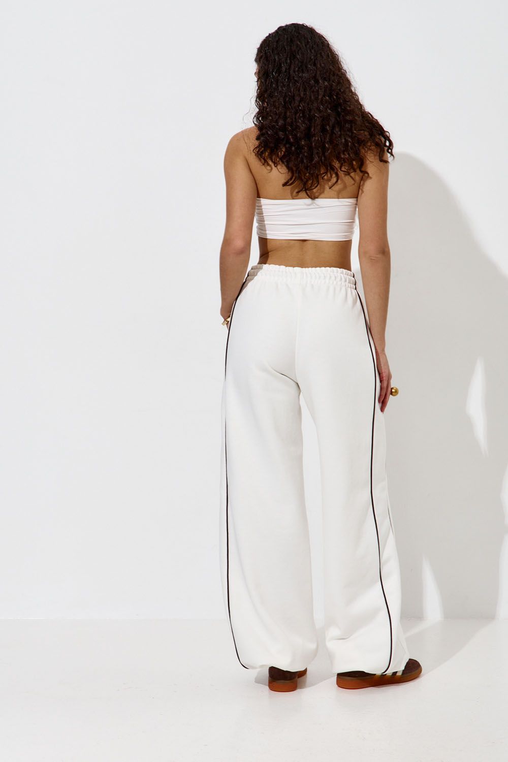 Широкие джоггеры без начеса с кантом кремового цвета