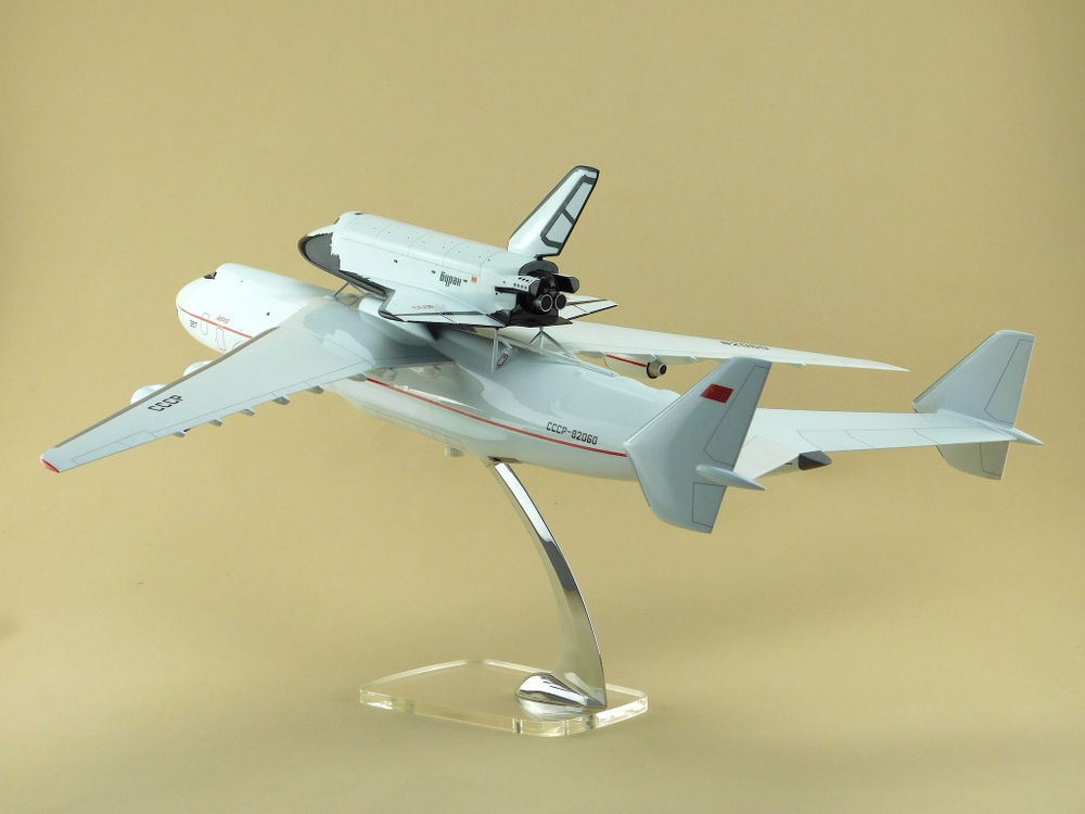 Модель самолета Ан-225 (М1:144, "МРIЯ" с Бураном, СССР-82060)
