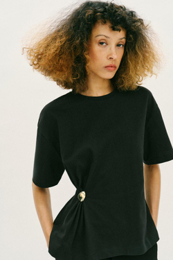 ZARA ФУТБОЛКА ИЗ ПЛОТНОГО ХЛОПКА С АППЛИКАЦИЕЙ, ЧЕРНЫЙ