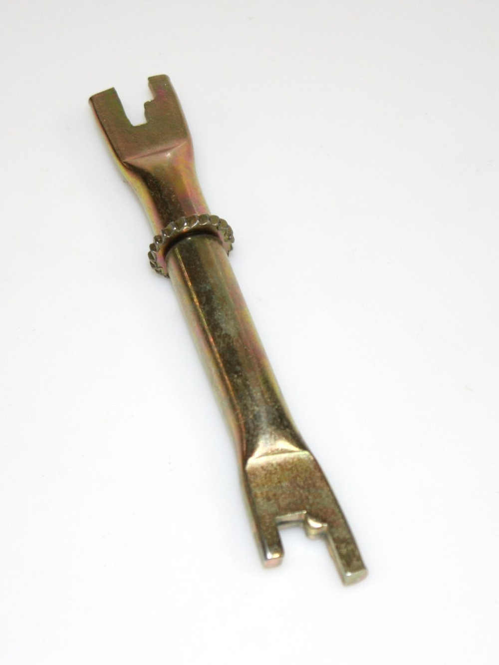 Планка распорная задних тормозов левая 5835025000 Hyundai