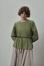 Блузка с длинными рукавами и капелькой на спине из пыльно-зеленого батиста