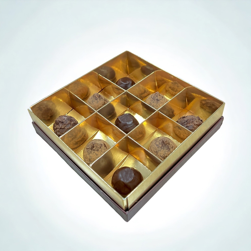 Коробка для конфет ПРЕМИУМ с маленьким окном 160*160*45 (9) (шоколадно-бежевая/золото)