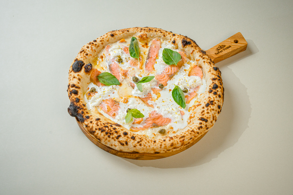 Пицца с запеченным лососем 30см