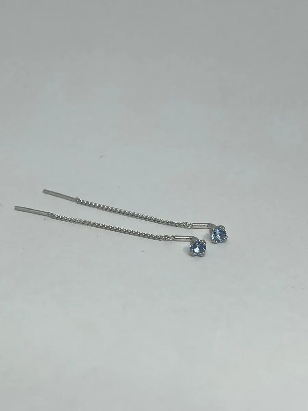 Серебряные серьги протяжки с голубым фианитом
