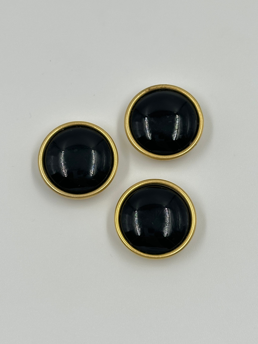 Накладка на пуговицу с чёрной вставкой