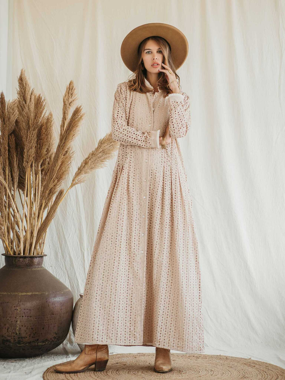 Платье макси из прошвы (бежевое)