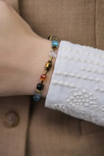 Браслет кубики Swarovski микс: голубой, черный, телесный, молочный, гематит, оттенок золото