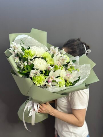 Авторский букет в зеленой гамме