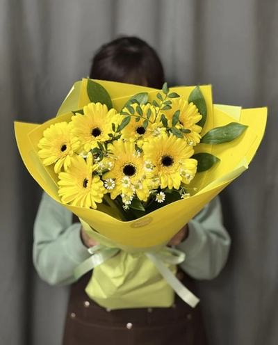 Букет из желтых гербер с добавлением танацетума